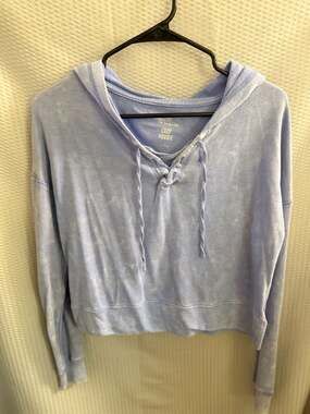 American Eagle The Lounge Life Lace-Up Cropped Hoodie in Light Blue Wash